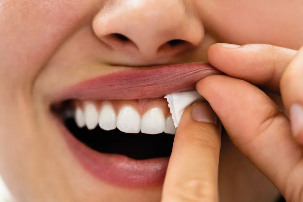 Should You Mention If You Are a Nicotine Pouch User in Your Dating Bio?