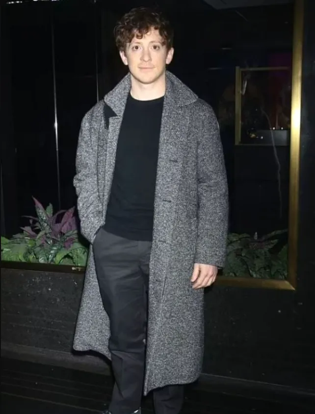 Ethan Slater Age & Insights The Rise of Broadway’s SpongeBob and Beyond