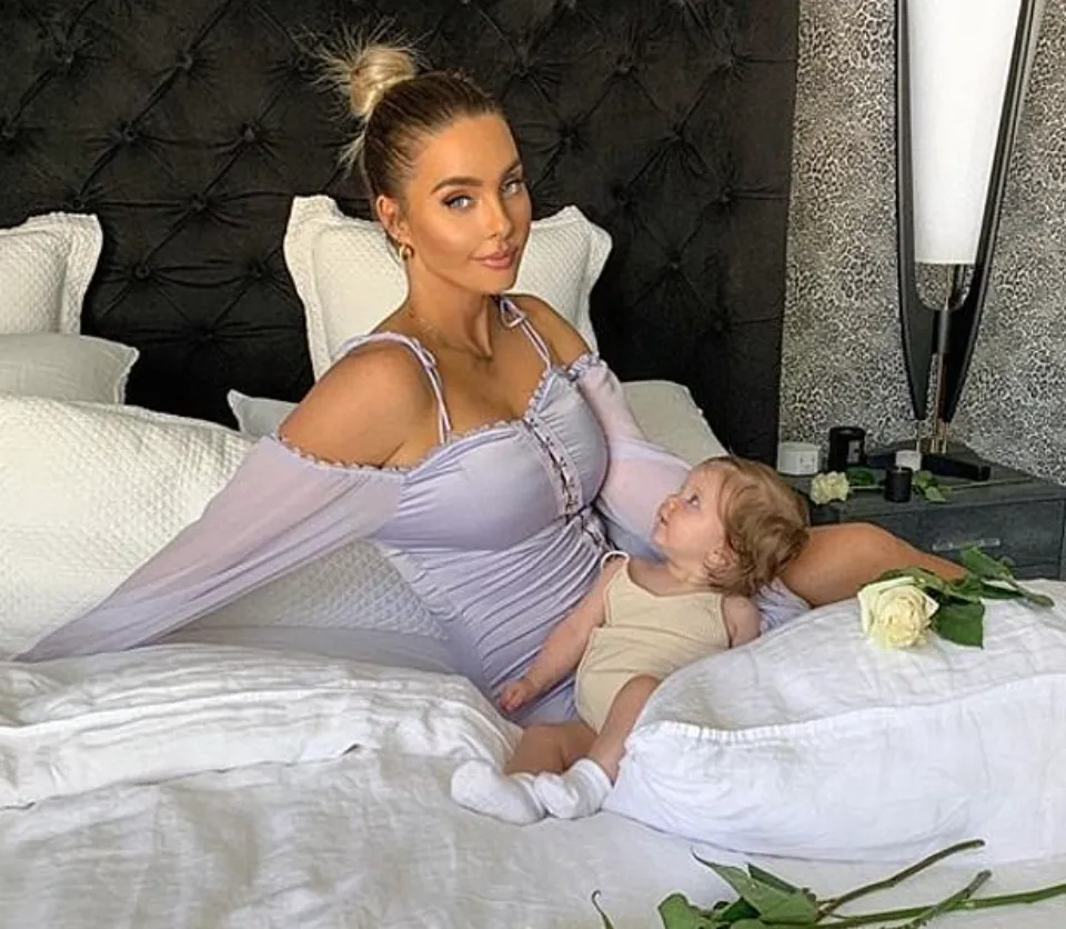 Exploring Lauryn Bosstick Age, Journey, and the Inspiring Story Behind The Skinny Confidential